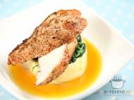 Piept de pui cu cartofi piure, spanac sote si sos de portocale