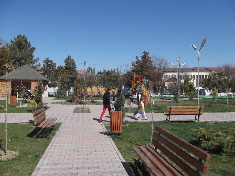 mai mult spatiu verde la harsova s a finalizat amenajarea a doua parcuri urmeaza cel de al treilea galerie