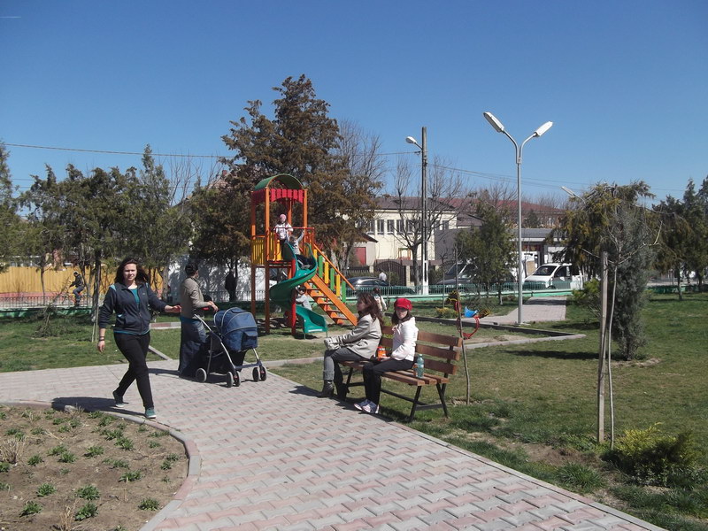 mai mult spatiu verde la harsova s a finalizat amenajarea a doua parcuri urmeaza cel de al treilea galerie