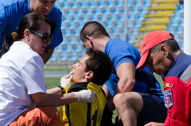 ambii portari ai marinarilor s au accidentat serios in meciul cu chindia farul era gata gata sa bage