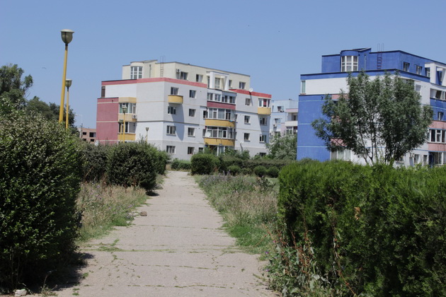 gratare leagane ruginite si buruieni uscate asa isi intampina vizitatorii parcul din poarta 6 galerie