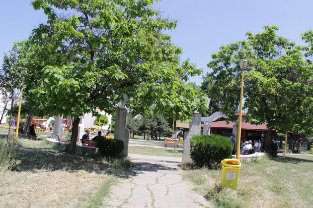 gratare leagane ruginite si buruieni uscate asa isi intampina vizitatorii parcul din poarta 6 galerie