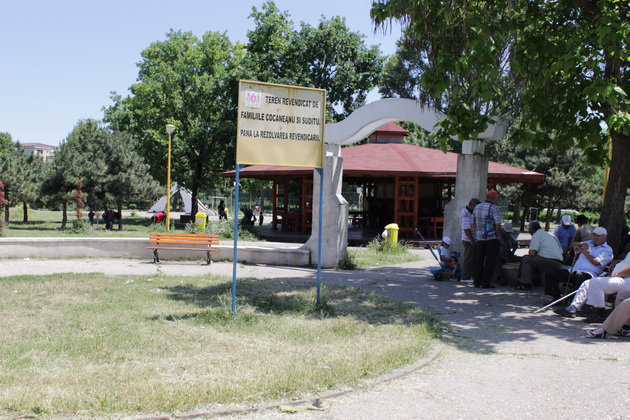gratare leagane ruginite si buruieni uscate asa isi intampina vizitatorii parcul din poarta 6 galerie