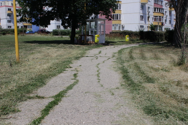 gratare leagane ruginite si buruieni uscate asa isi intampina vizitatorii parcul din poarta 6 galerie