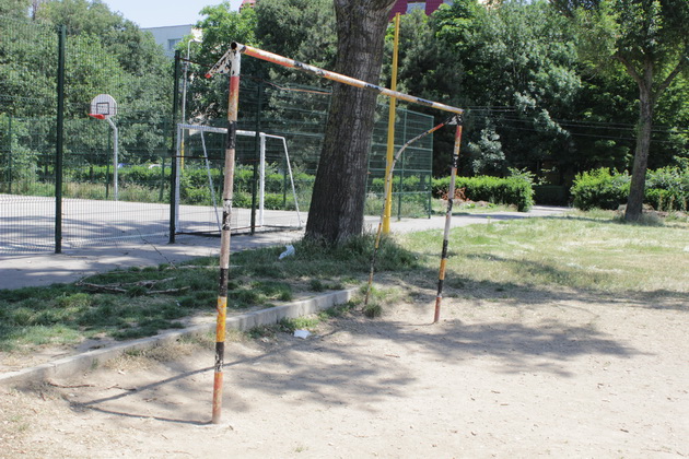 gratare leagane ruginite si buruieni uscate asa isi intampina vizitatorii parcul din poarta 6 galerie