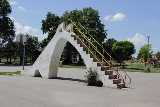 gratare leagane ruginite si buruieni uscate asa isi intampina vizitatorii parcul din poarta 6 galerie
