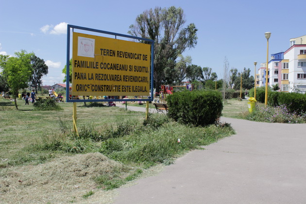 gratare leagane ruginite si buruieni uscate asa isi intampina vizitatorii parcul din poarta 6 galerie