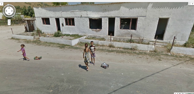 fantana din mijlocul ulitei asfaltate eternul si fascinantul sat constantean surprins de google maps