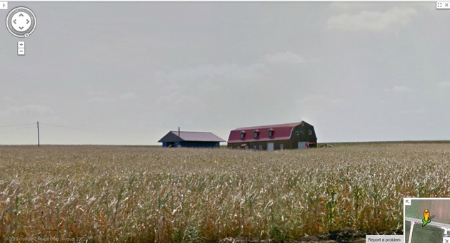 fantana din mijlocul ulitei asfaltate eternul si fascinantul sat constantean surprins de google maps