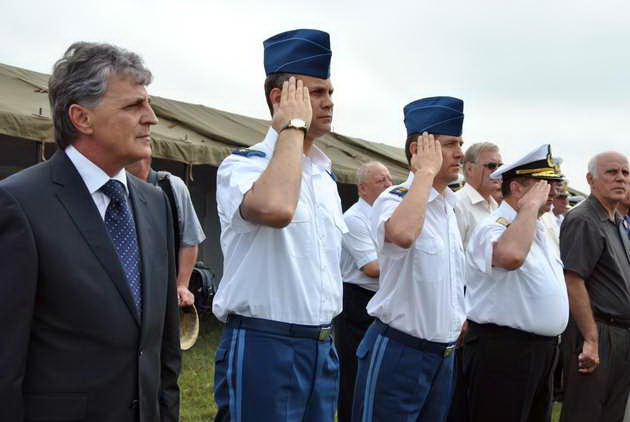 ministrul apararii nationale si seful statului major general prezenti la tuzla galerie foto 462043