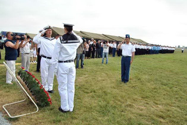 ministrul apararii nationale si seful statului major general prezenti la tuzla galerie foto 462043