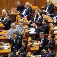 Parlamentarii României, puși la zid de cei care îi ajută din 4 în 4 ani să ajungă senatori și deputați