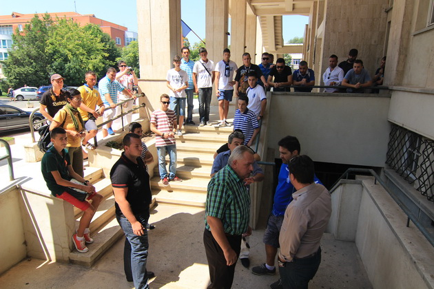 fotoreportaj intalnire de gradul zero intre nicusor constantinescu si suporterii farului 466036