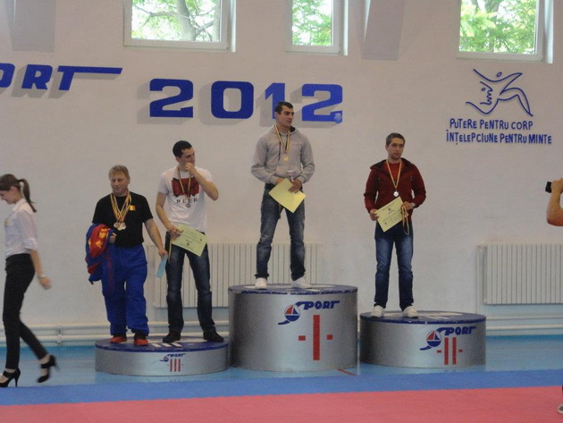 fac o echipa trasnet ca in povestile cu bruce lee si chuck norris cinci medalii de aur la un campionat