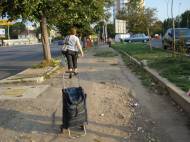 Ca după bombardamente Cum arată trotuarele Constanţei? Pline de cratere şi „asediate” de buruieni (galerie foto)