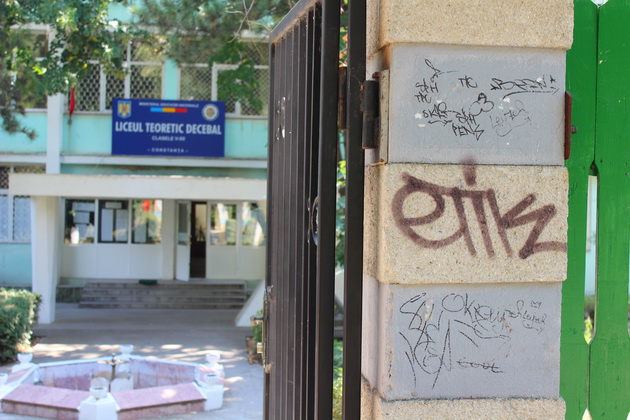 cuvinte imagini obscene injuraturi mesajele elevilor postate pe peretii scolilor constantene galerie