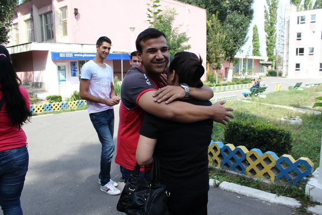 fotoreportaj unii au sarit in sus de bucurie altii au plans cu lacrimi amare la aflarea rezultalelor