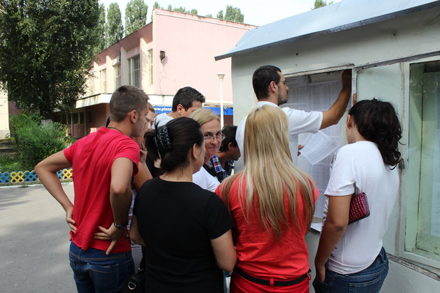 fotoreportaj unii au sarit in sus de bucurie altii au plans cu lacrimi amare la aflarea rezultalelor