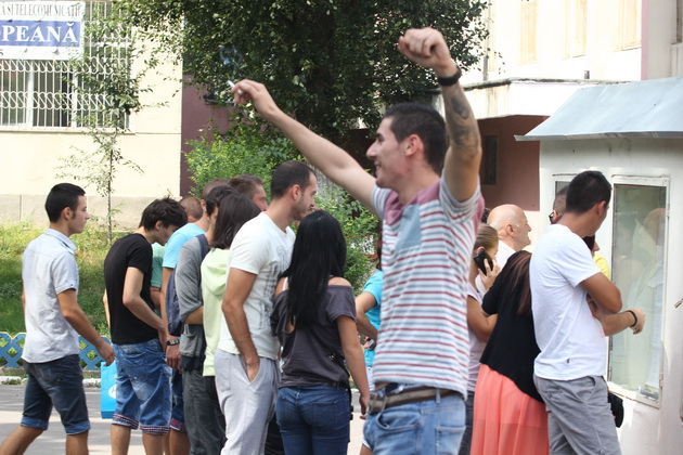 fotoreportaj unii au sarit in sus de bucurie altii au plans cu lacrimi amare la aflarea rezultalelor