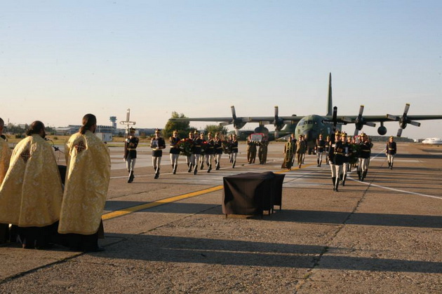 fotoreportaj lacrimi si onoruri militare la repatrierea militarilor morti in afganistan 471112