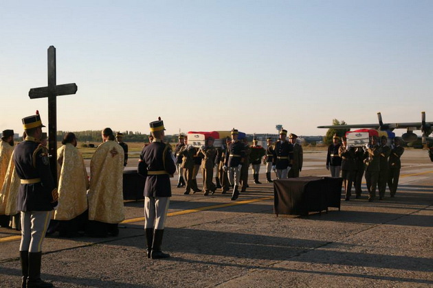 fotoreportaj lacrimi si onoruri militare la repatrierea militarilor morti in afganistan 471112