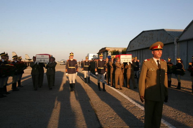 fotoreportaj lacrimi si onoruri militare la repatrierea militarilor morti in afganistan 471112