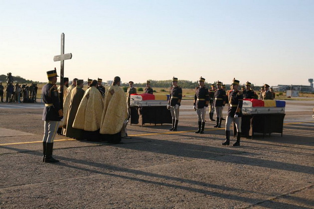 fotoreportaj lacrimi si onoruri militare la repatrierea militarilor morti in afganistan 471112