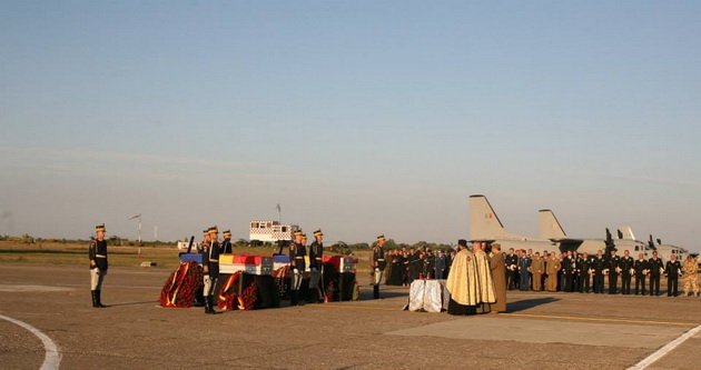 fotoreportaj lacrimi si onoruri militare la repatrierea militarilor morti in afganistan 471112