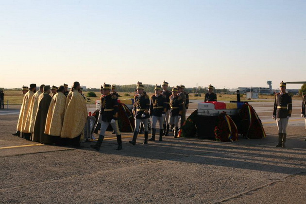 fotoreportaj lacrimi si onoruri militare la repatrierea militarilor morti in afganistan 471112