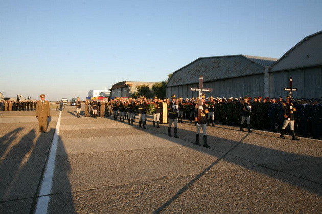 fotoreportaj lacrimi si onoruri militare la repatrierea militarilor morti in afganistan 471112