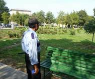 InfoSudEst.ro Uimitor! El e agentul de pază pe care și l-ar dori oricine în preajmă - înapoiază bani, telefoane, tablete și bagă spaima în infractori!