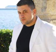 Interpretul de muzică grecească Ionuţ Galani este tătic! 