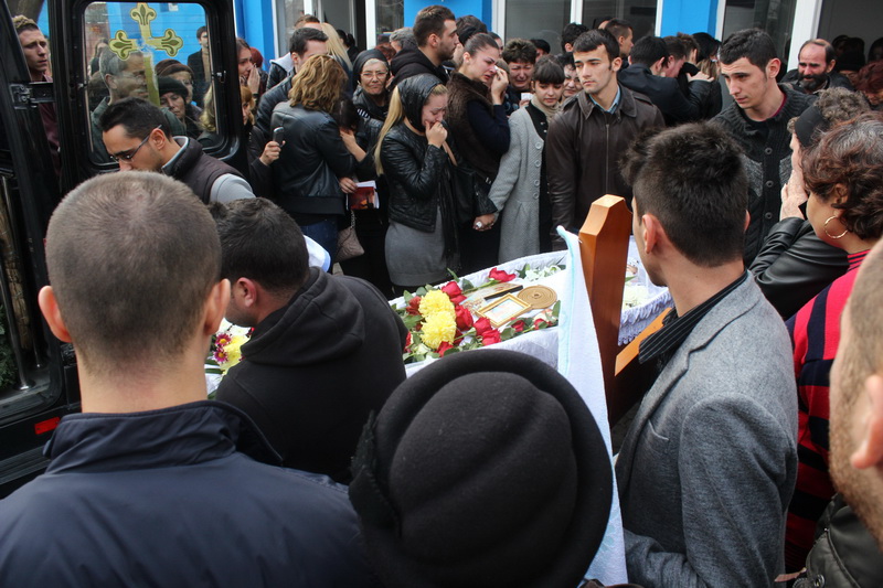 fotoreportaj andreea rosu condusa pe ultimul drum de rude si prieteni 475917