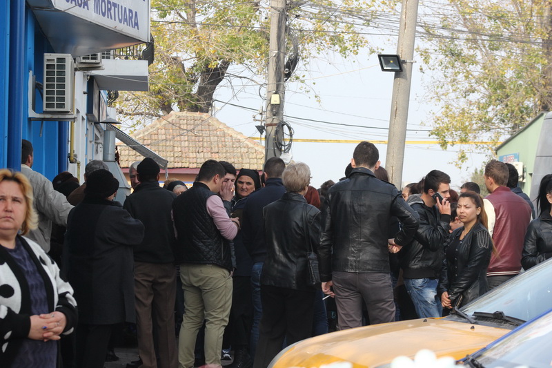 fotoreportaj andreea rosu condusa pe ultimul drum de rude si prieteni 475917