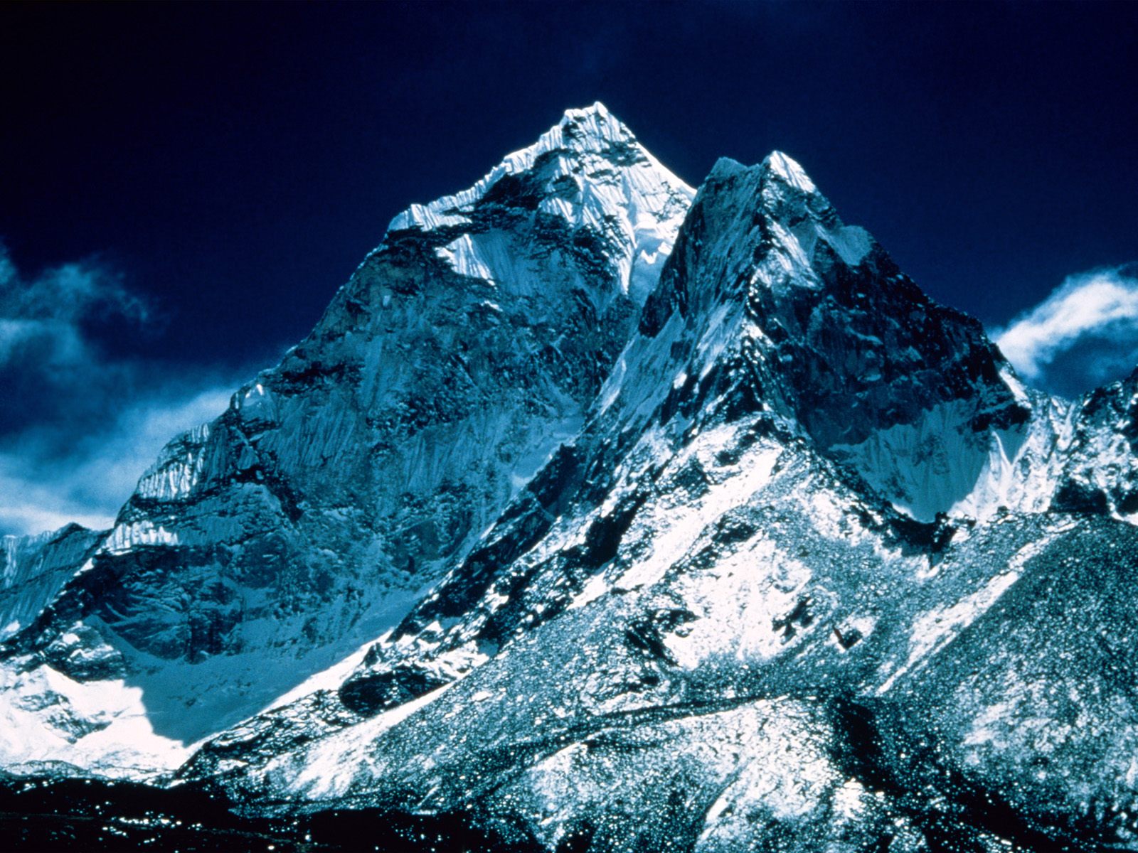 Primul Caine Care A Escaladat Everestul