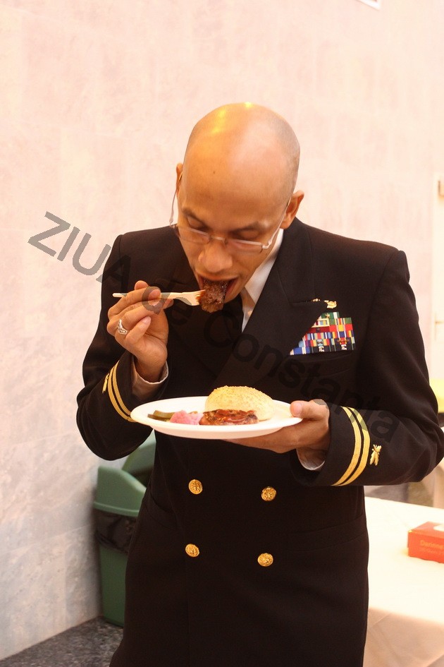 fotoreportaj degustare de mancaruri romanesti americanii de pe uss mount whitney oaspetii printesei lia