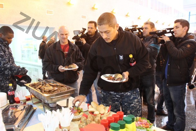 fotoreportaj degustare de mancaruri romanesti americanii de pe uss mount whitney oaspetii printesei lia