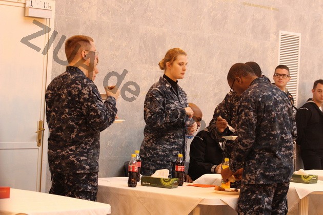 fotoreportaj degustare de mancaruri romanesti americanii de pe uss mount whitney oaspetii printesei lia