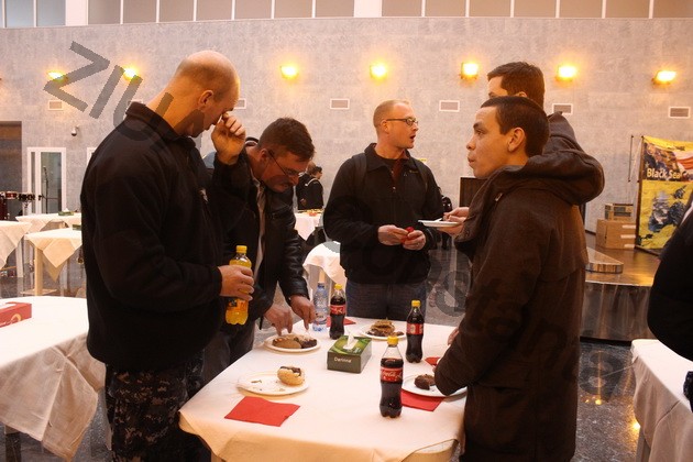 fotoreportaj degustare de mancaruri romanesti americanii de pe uss mount whitney oaspetii printesei lia