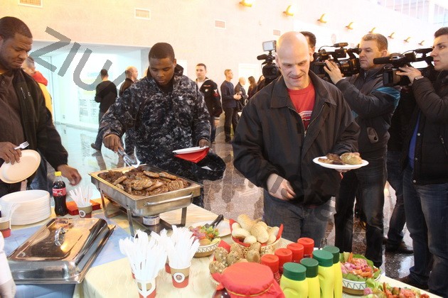 fotoreportaj degustare de mancaruri romanesti americanii de pe uss mount whitney oaspetii printesei lia