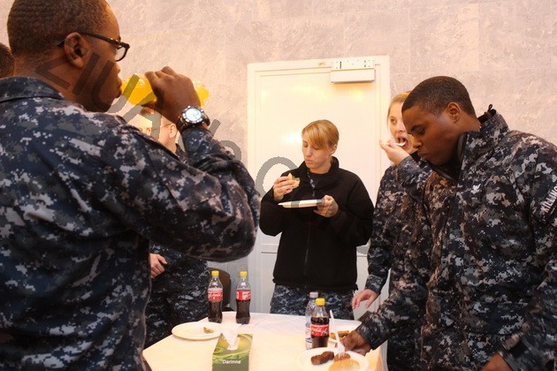 fotoreportaj degustare de mancaruri romanesti americanii de pe uss mount whitney oaspetii printesei lia