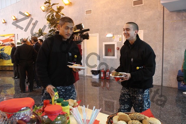 fotoreportaj degustare de mancaruri romanesti americanii de pe uss mount whitney oaspetii printesei lia