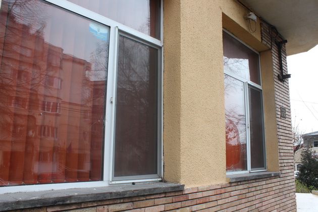 aspect de carciuma si geamuri sparte cum arata sediile partidelor din constanta intre decenta si nepasare