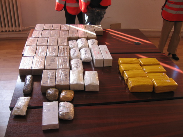 14 perchezitii in judetul constanta mascatii au descoperit un munte de bani dar si zeci de kilograme