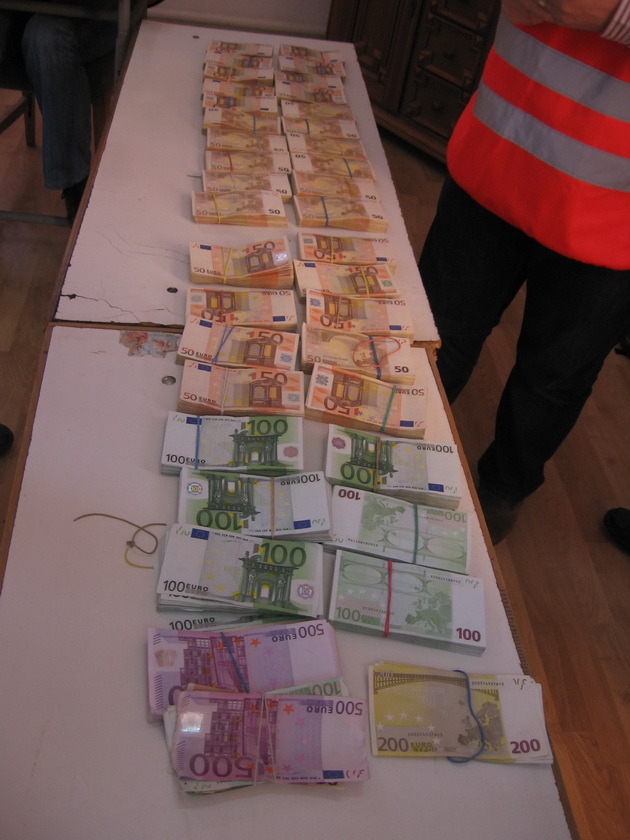 14 perchezitii in judetul constanta mascatii au descoperit un munte de bani dar si zeci de kilograme