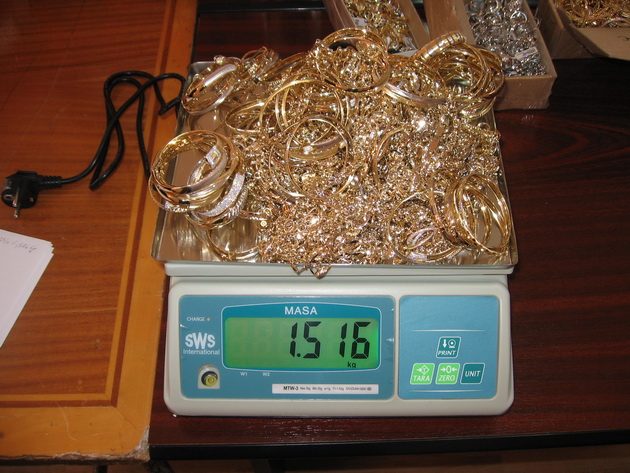 14 perchezitii in judetul constanta mascatii au descoperit un munte de bani dar si zeci de kilograme