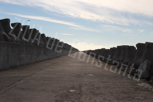 mii de acropozi milioane tone de piatra si mii de metri cubi de beton in coronament am fost pe santier