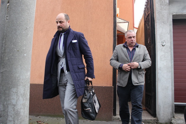 risipim misterul ai grija la cel ce te saruta pe obraz si ti spune la multi ani cine l a saltat pe nicusor