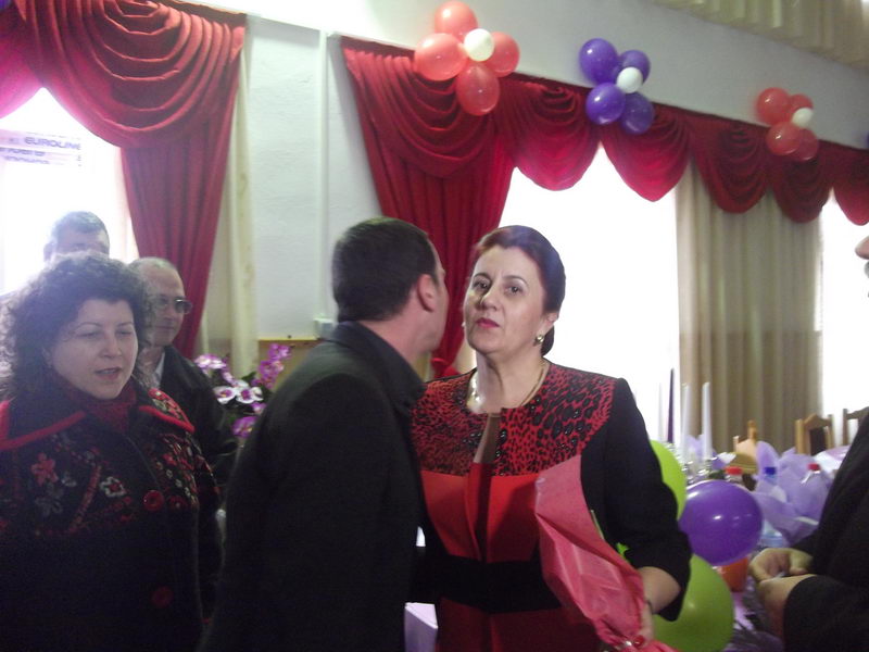 sarbatoare dubla la saraiu sarbatoritii au fost primarul dorinela irimia si femeile din localitate galerie