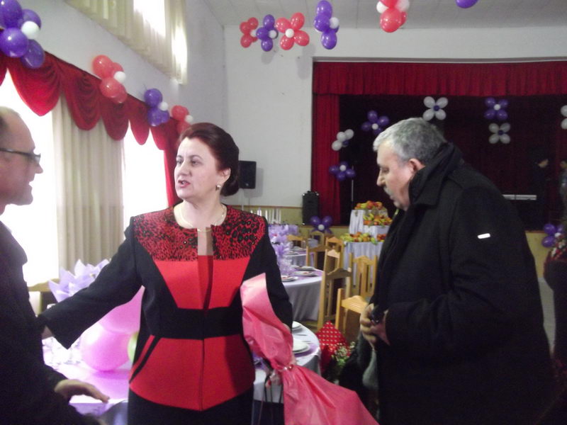 sarbatoare dubla la saraiu sarbatoritii au fost primarul dorinela irimia si femeile din localitate galerie